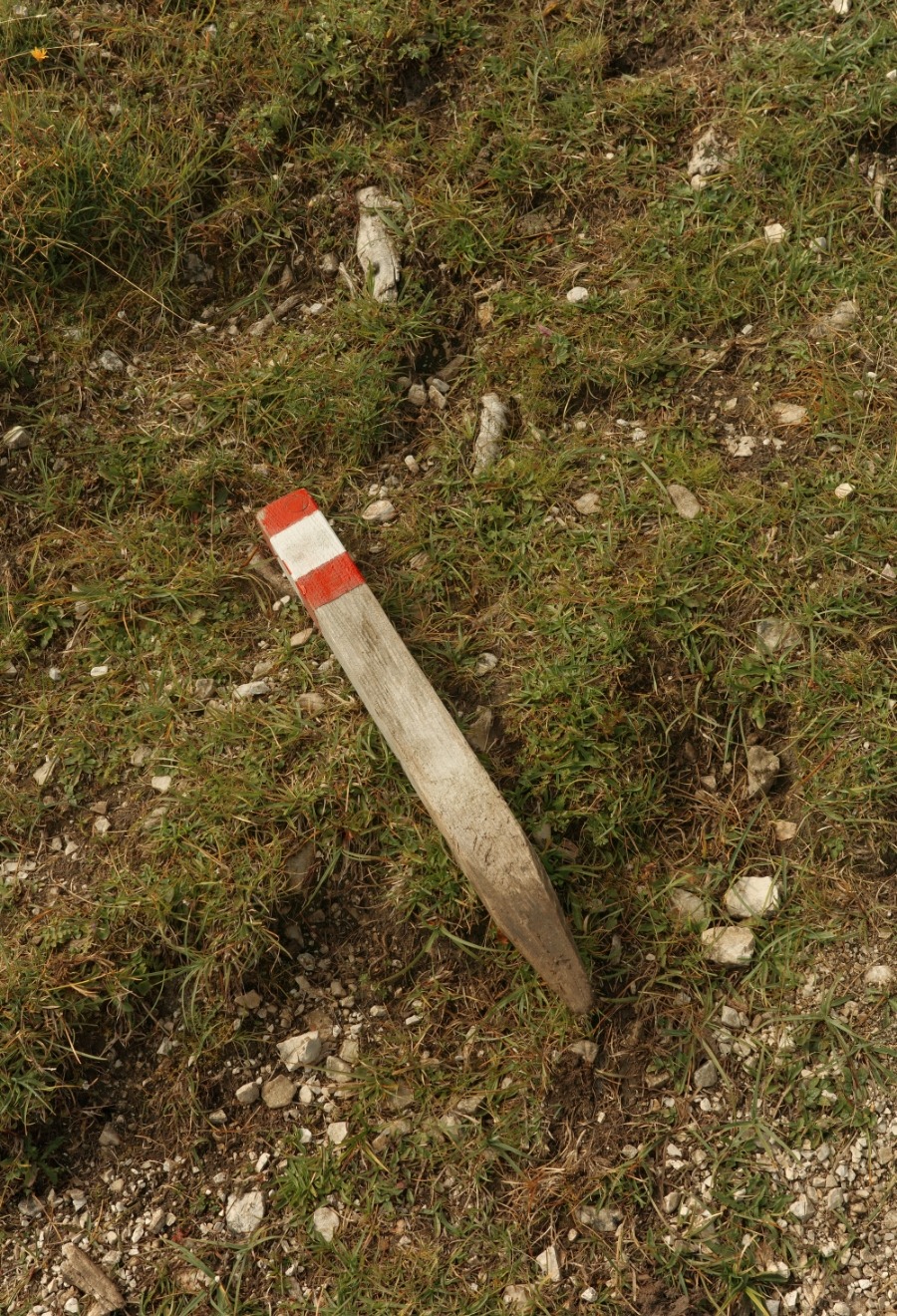 Detail13 Rot-weiß-rote Wegmarkierung auf einem Holzpflock am Bergweg zum Zireiner See