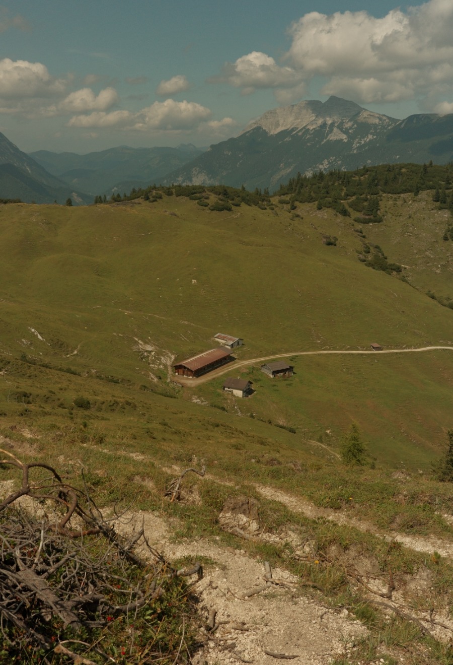 Blick vom Bergweg auf den Kreuzein Hochleger und die umliegenden Rofangipfel