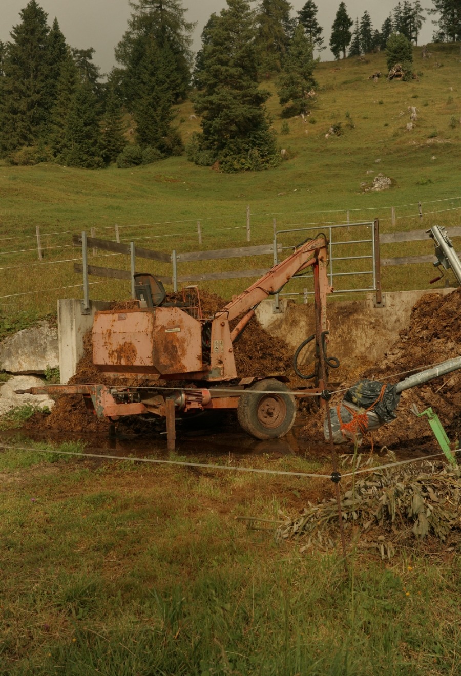 Alte landwirtschaftliche Maschine auf einer Alm oberhalb von Brandenberg