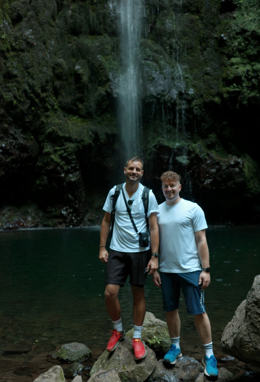 Daniel und Ricardo von Saumpfad an einem Wasserfall