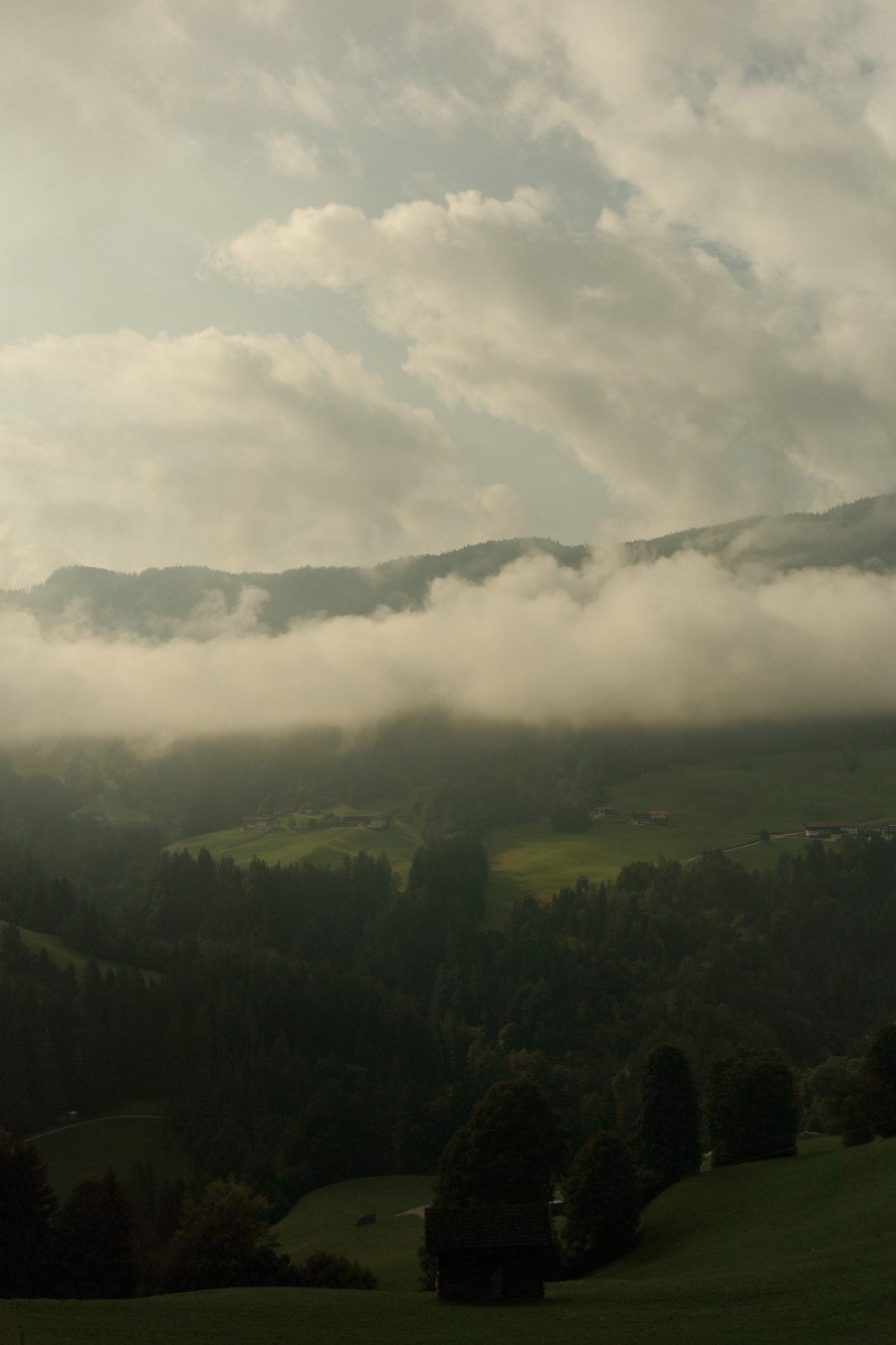 Der Neben am Morgen über dem Tal