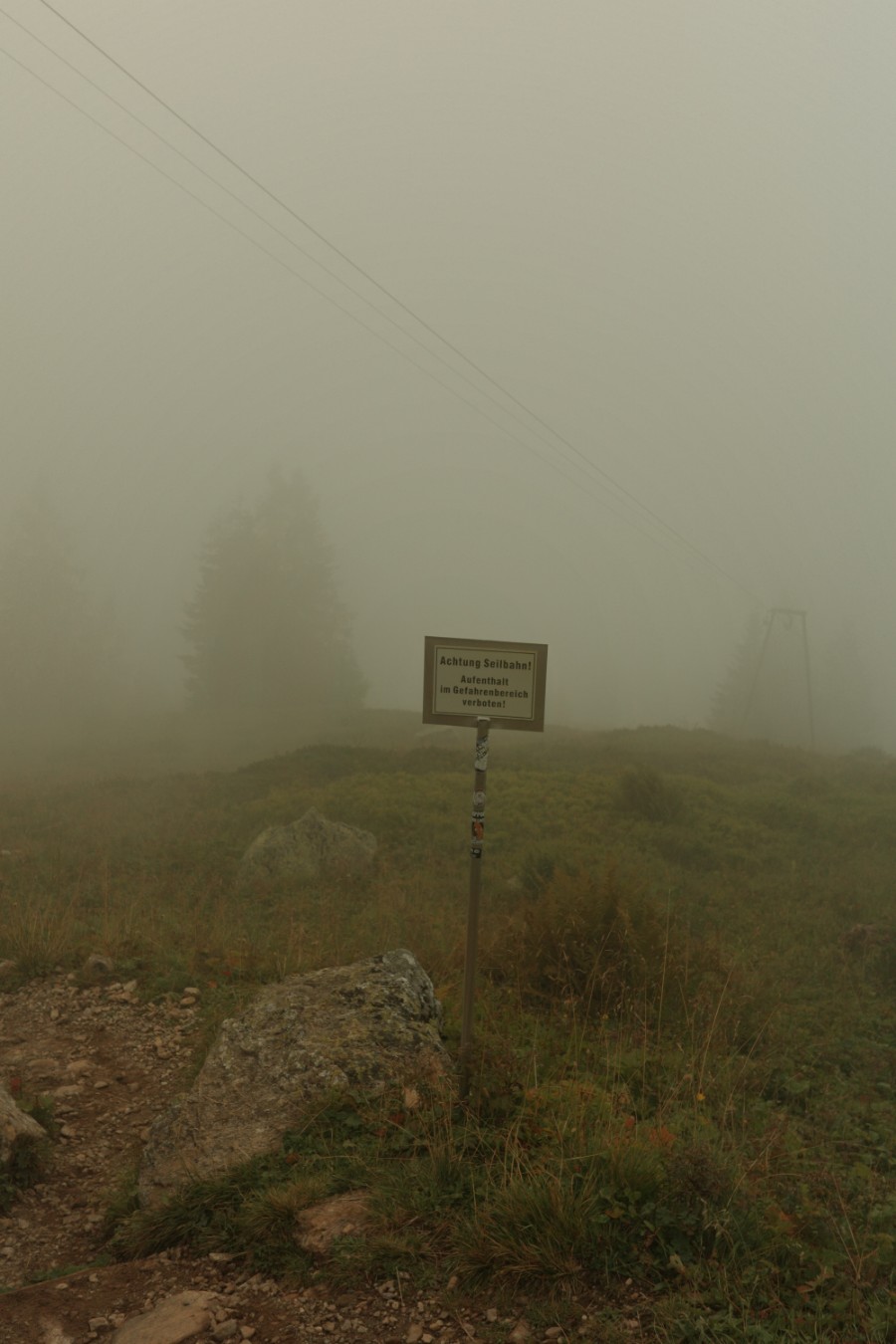 Nebelkulisse am Wildseeloder mit Blick auf Materialseilbahn