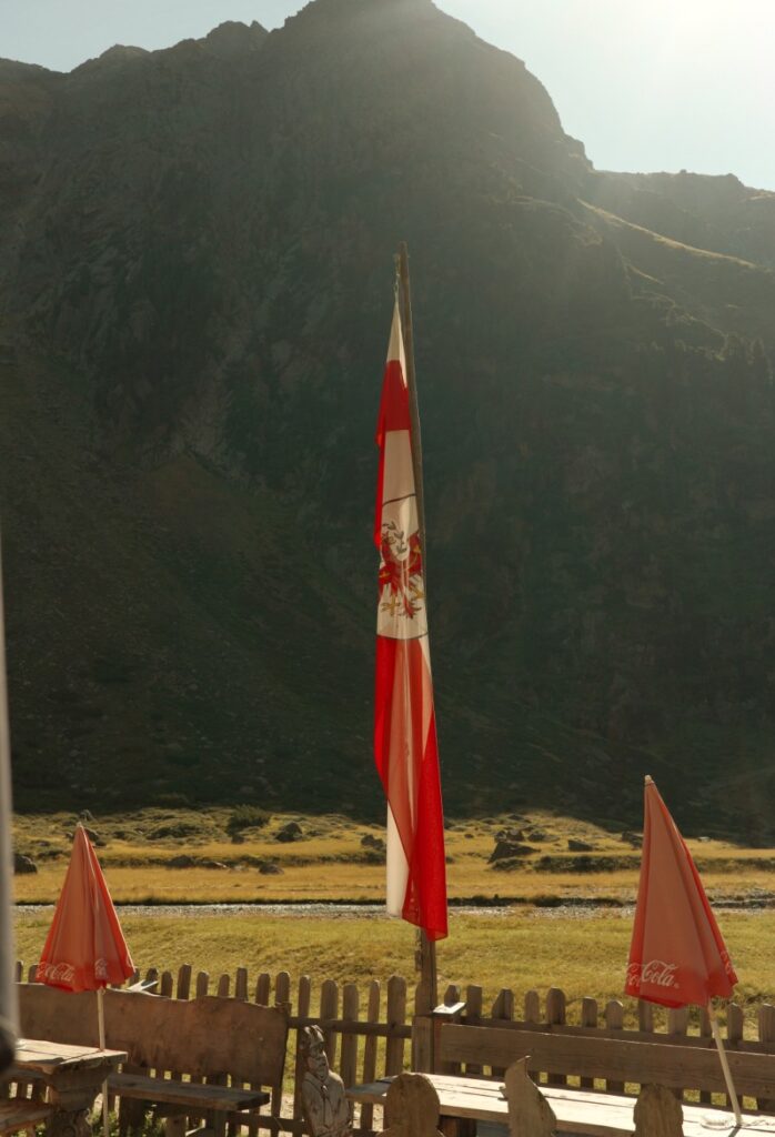 Tiroler Flagge auf den Weg zur Blauen Lacke