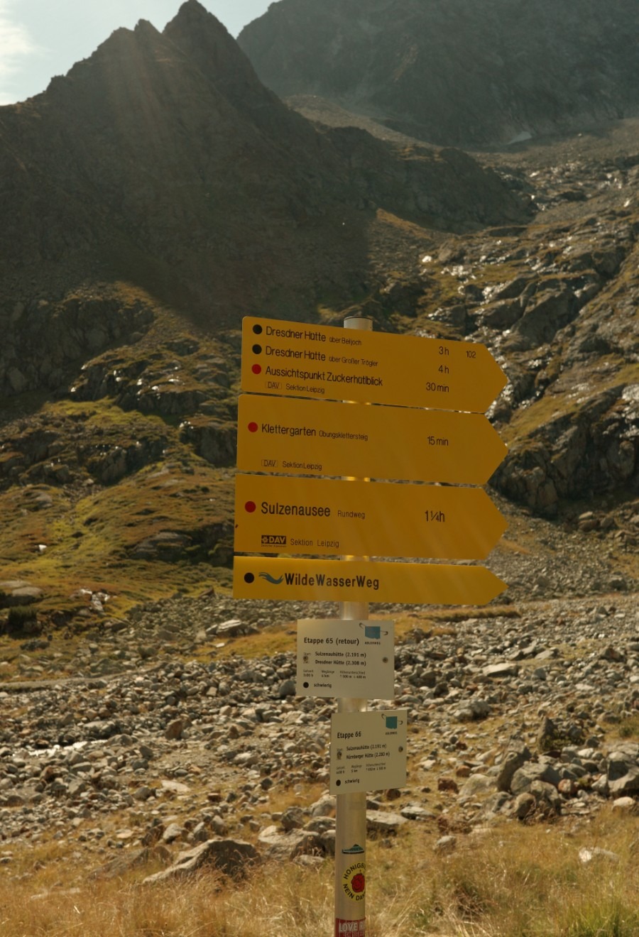 Wanderschilder Wanderrouten gut angeschrieben auf dem Weg zur Baluen Lacke