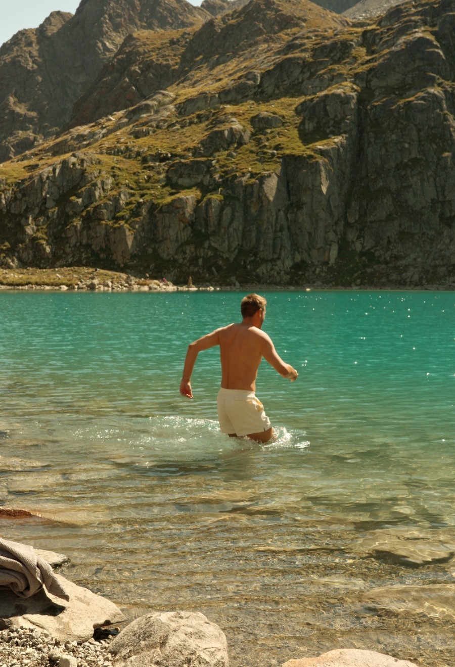 Sprung ins kalte Gletschermilch Wasser in die Blaue Lacke