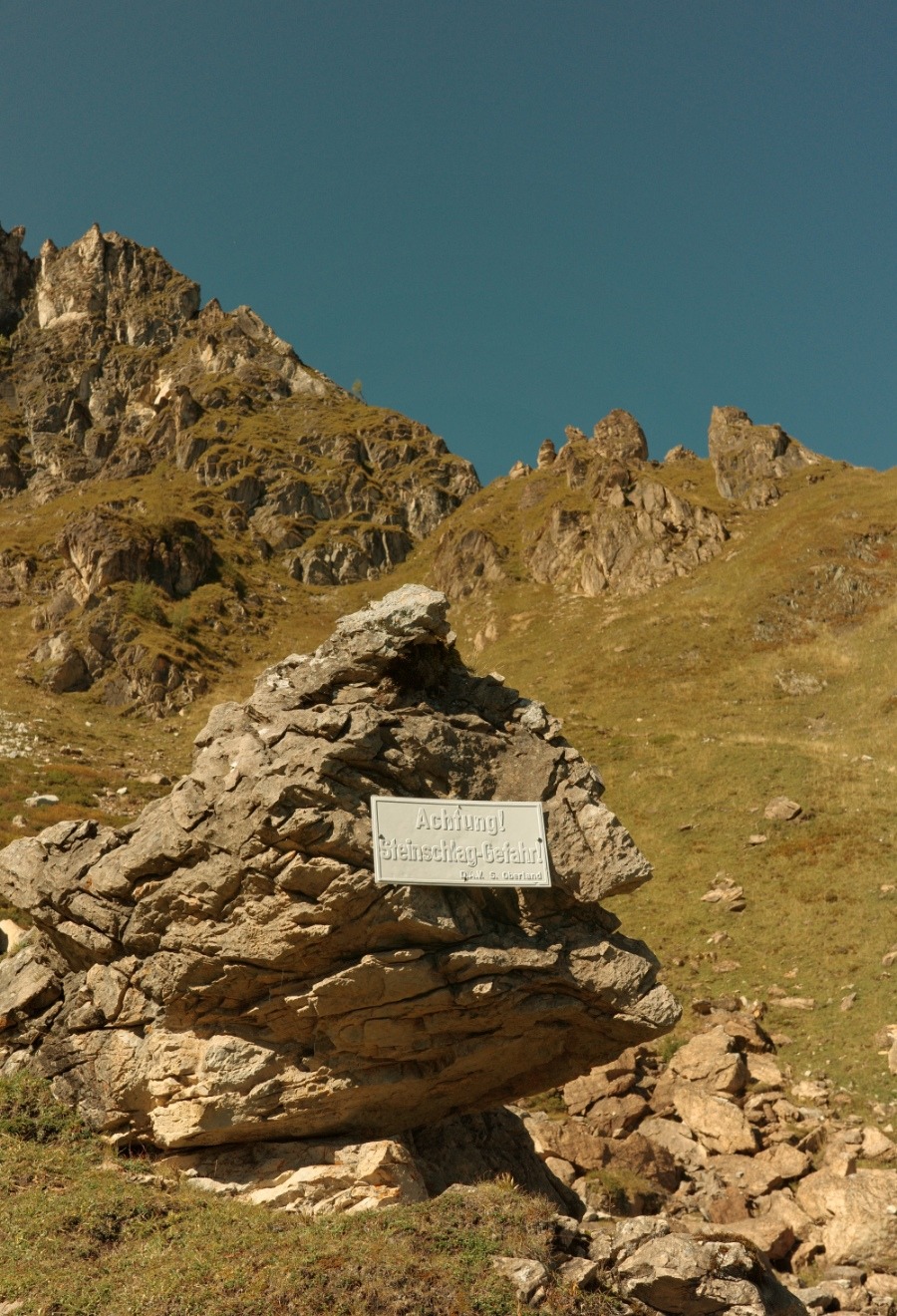Hinweis Großen Rettenstein Schild welches auf die Steinschlag Gefahr am Großen Rettenstein hinweist