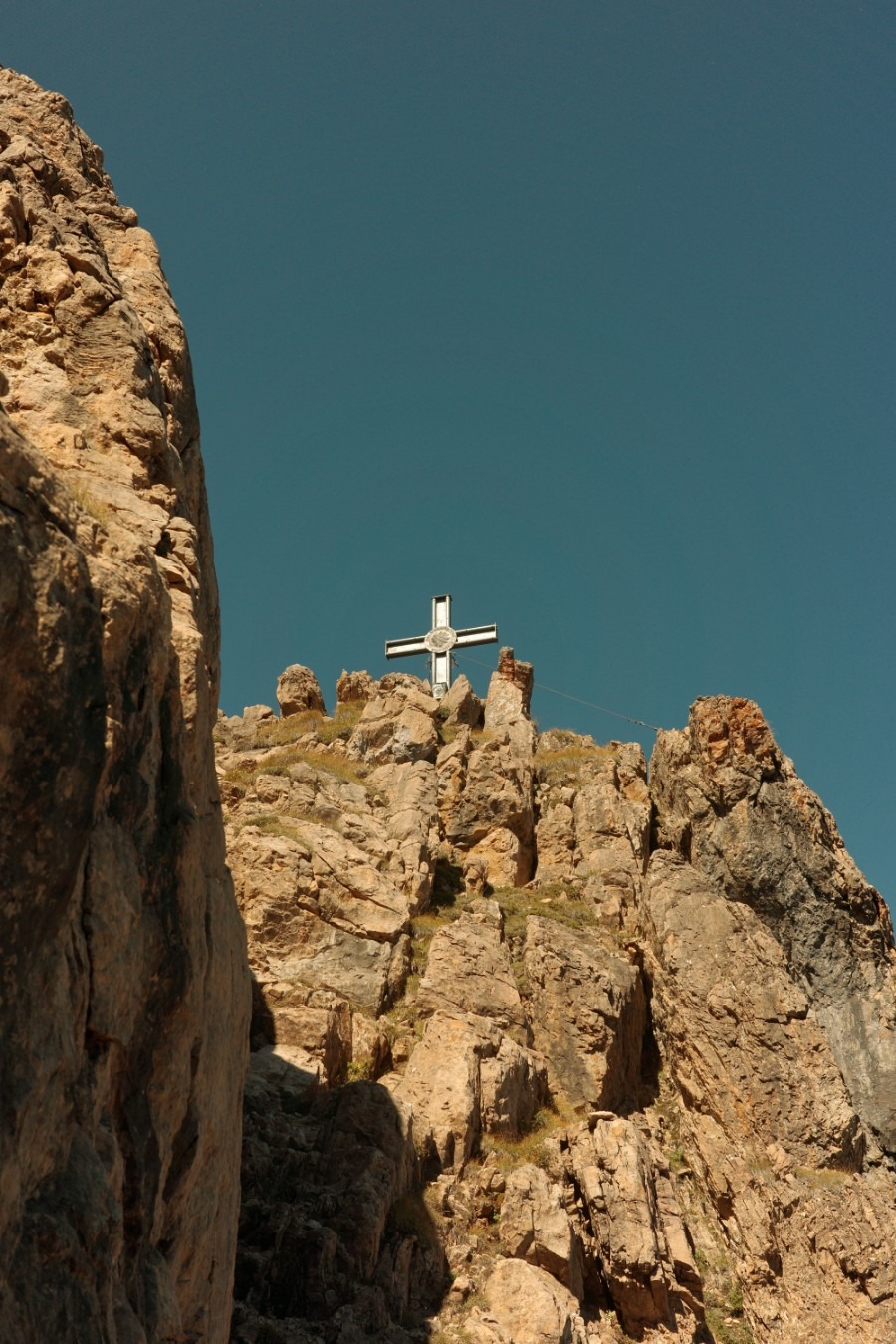 Das Gipfelkreuz des großen Rettensteins von unten