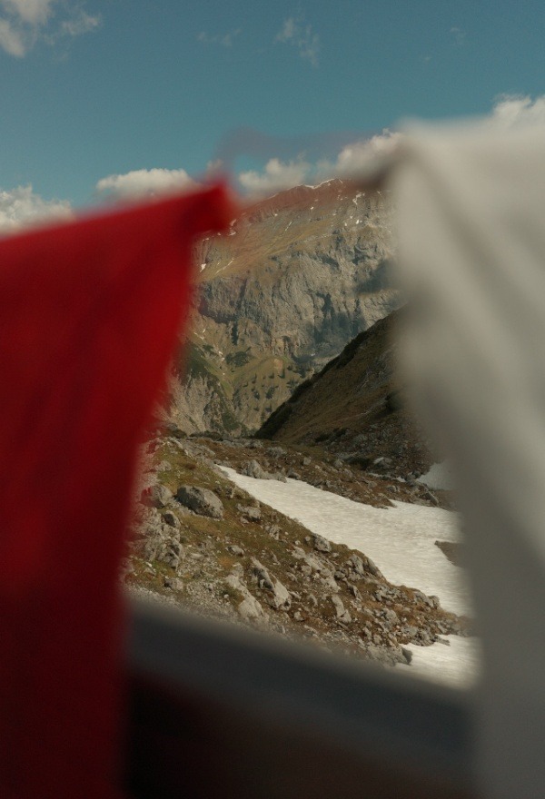 Blick durch Flaggen vom Lamsenjochhütte