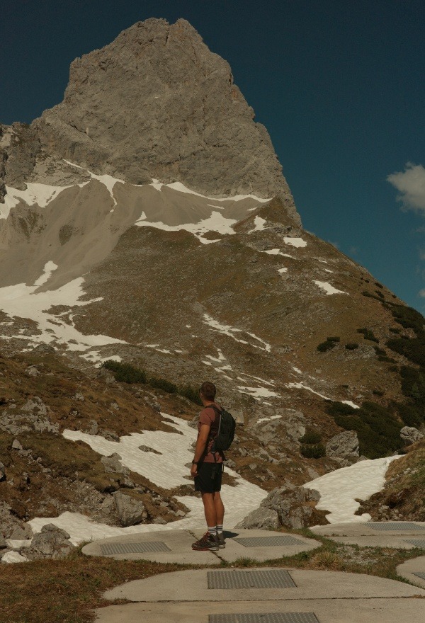 Wanderer von Saumpfad blickt auf Lamsenjoch