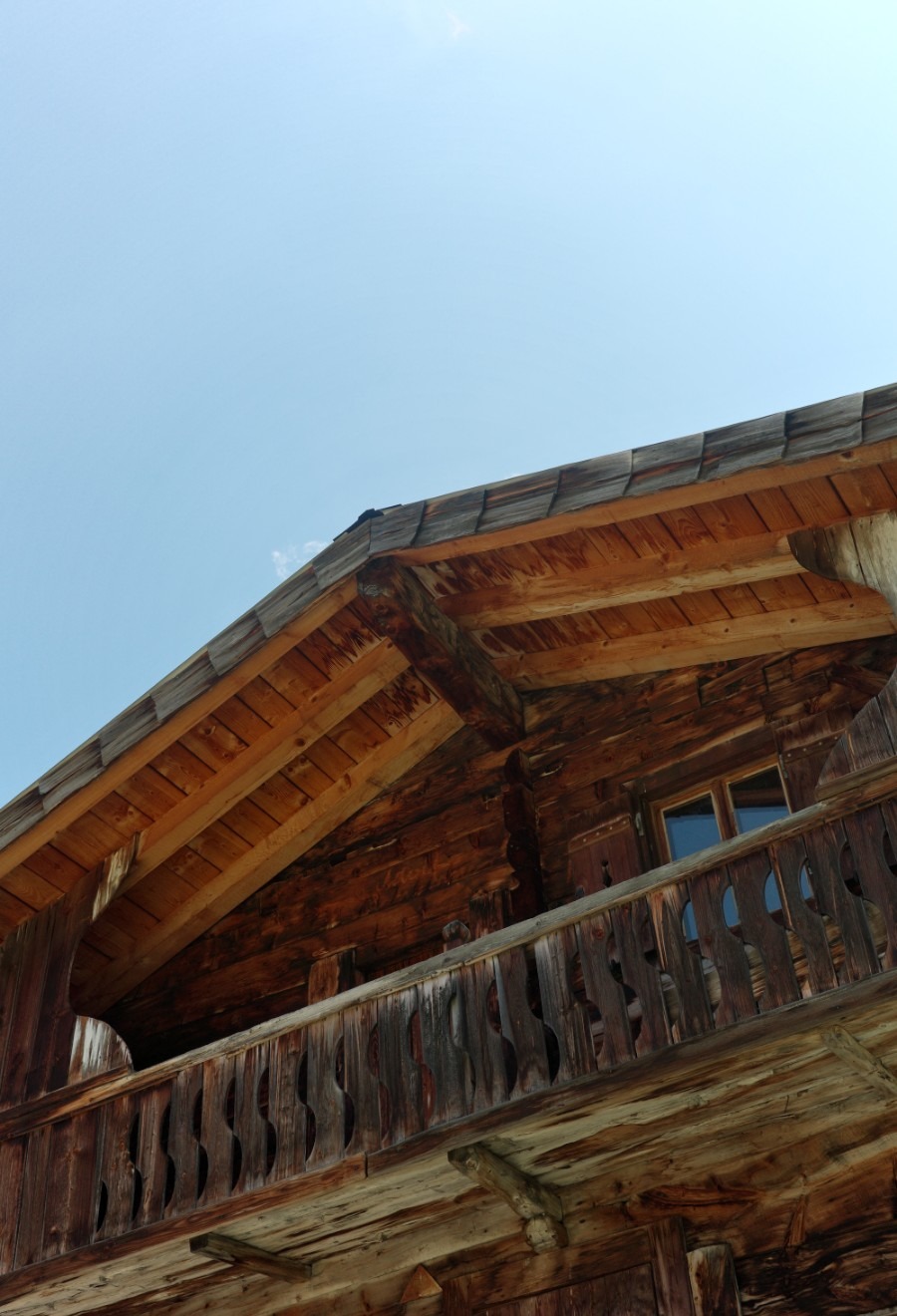 Traditioneller Holzbalkon einer Almhütte im Kurzen Grund