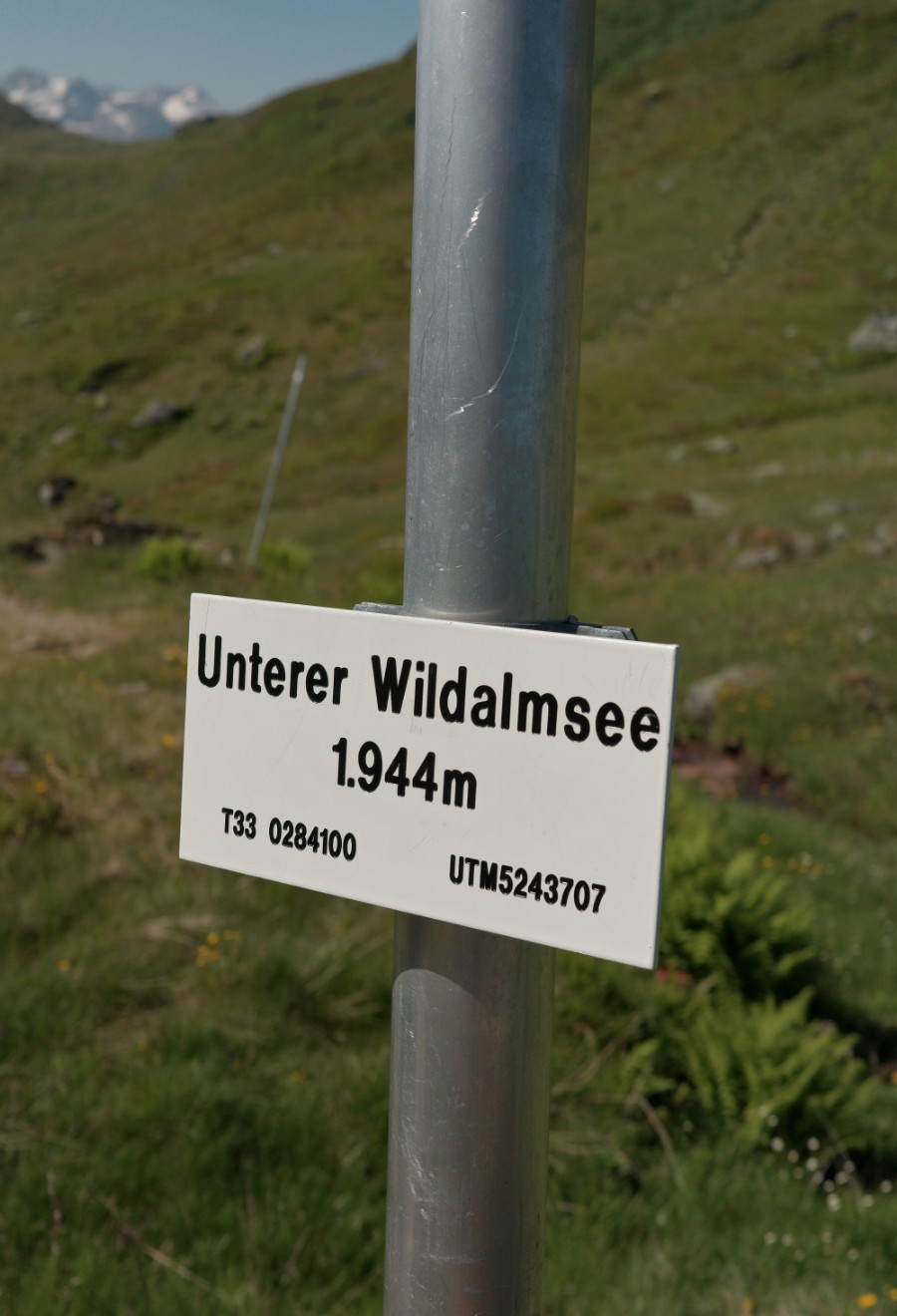 Schild am Unteren Wildalmsee auf 1.944 Metern in den Kitzbüheler Alpen