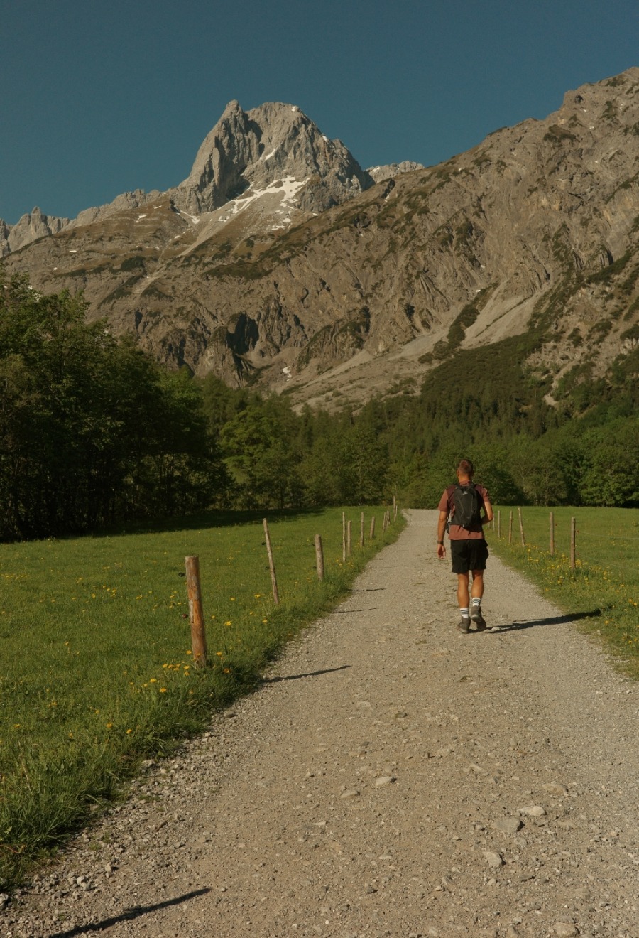 Wanderer auf dem breiten Talweg von der Gramaialm zum Lamsenjoch