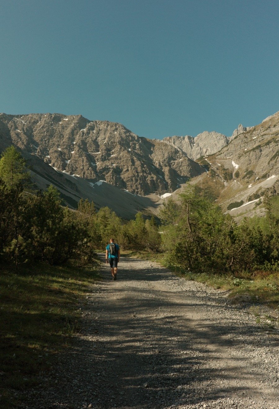 Wanderer auf dem Schotterweg zur Lamsenjochhütte im Karwendel