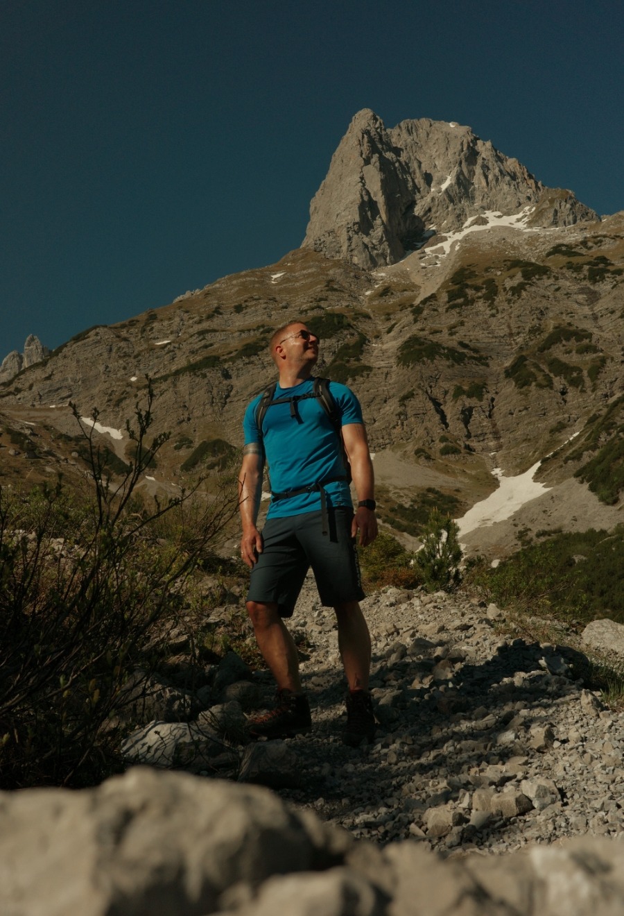 Wanderer auf dem steinigen Aufstieg zum Lamsenjoch vor den schroffen Felswänden des Karwendels