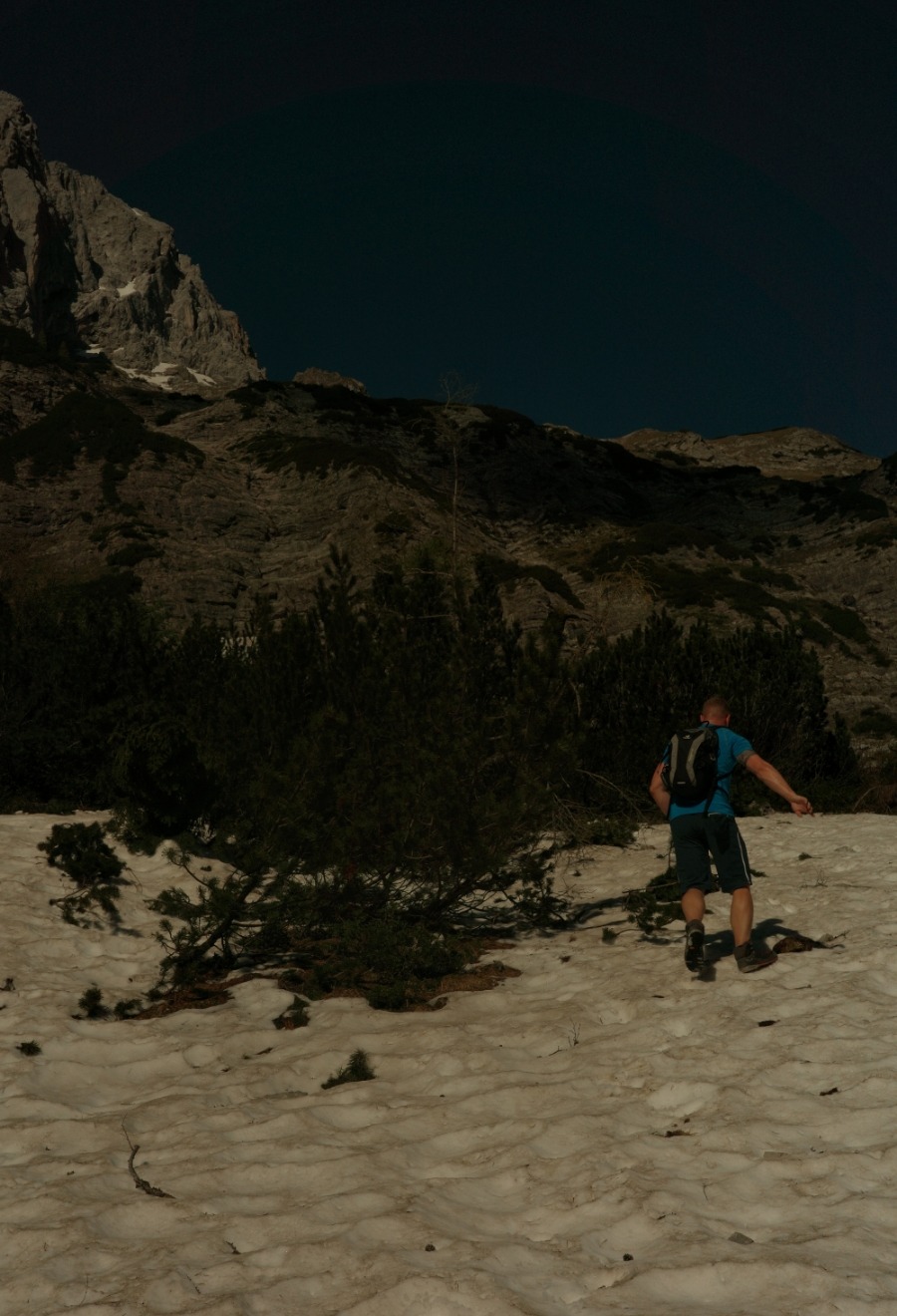 Daniel von Saumpfad überquert Schneefeld auf dem Weg zur Lamsenjochhütte im Mai.