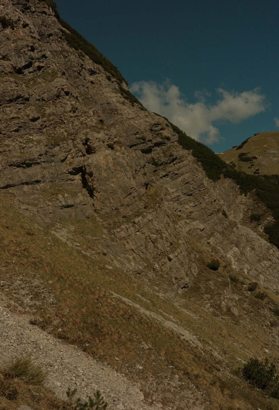 Auf dem Bergweg durch einen felsigen Hang unterhalb des Lamsenjochs