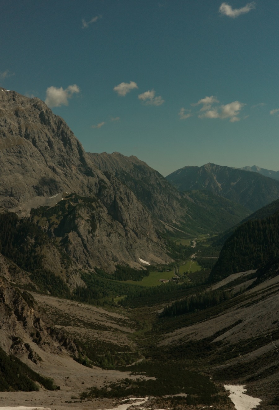 Tiefblick vom Lamsenjoch durch das Falzthurntal zur Gramaialm
