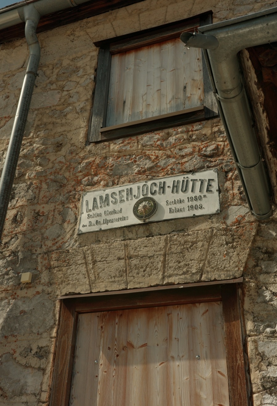 Historisches Schild an der Fassade der Lamsenjochhütte