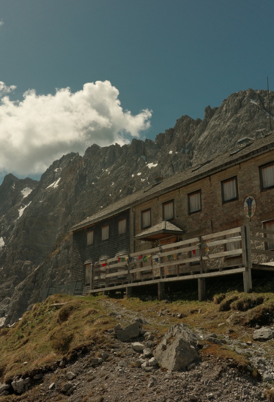 Lamsenjochhütte vor den schroffen Felsgipfeln des Karwendels