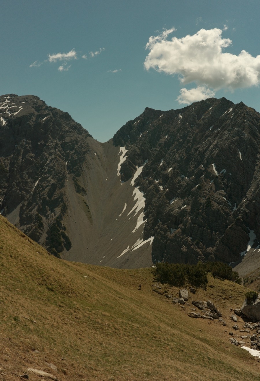 Steile Bergscharte mit Schneeresten oberhalb des Lamsenjochs