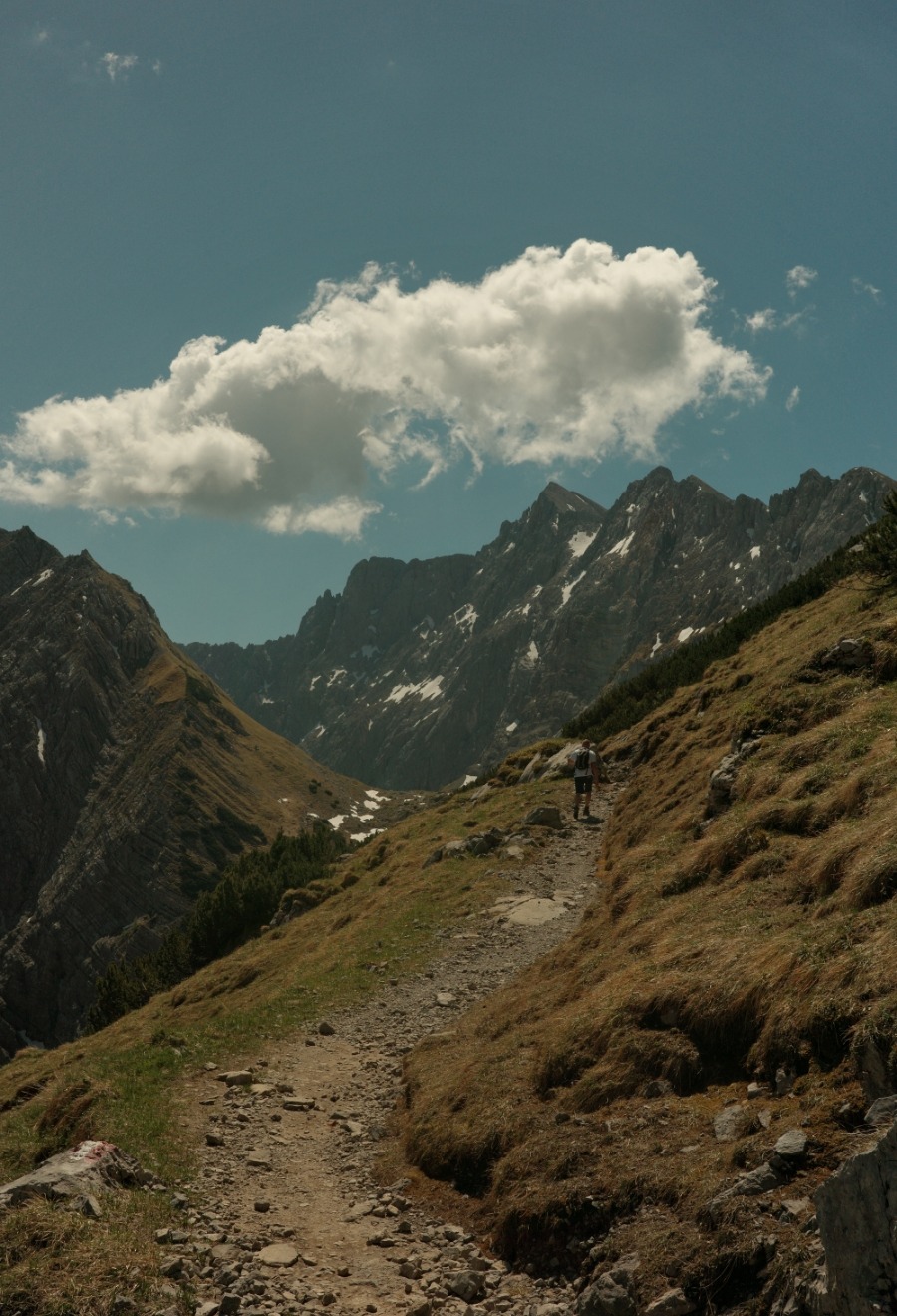 Wanderer auf dem weiterführenden Höhenweg oberhalb des Lamsenjochs im Karwendel