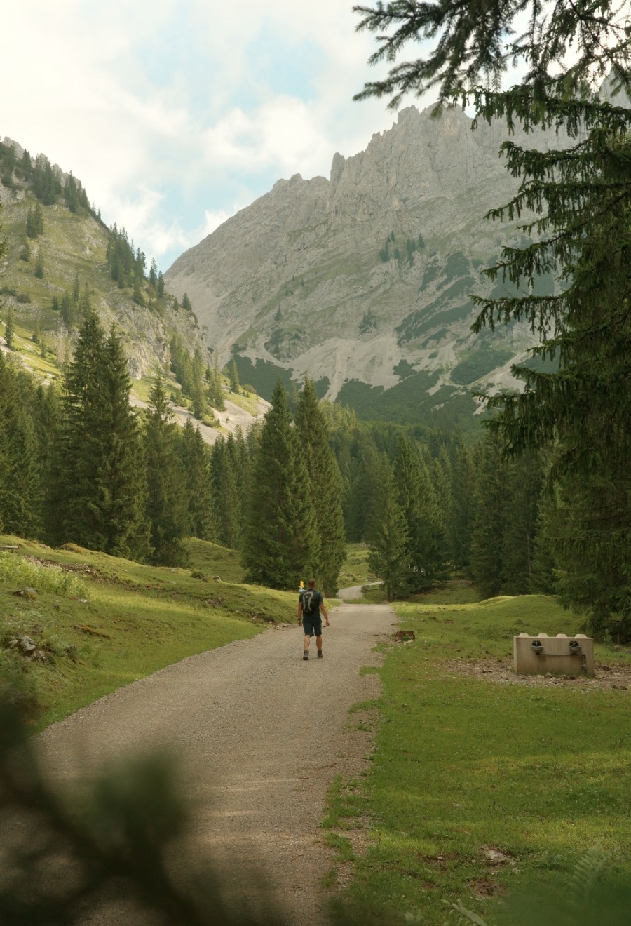 R0007621 Start der Wanderung auf breitem Almweg unter den Felswänden des Wilden Kaisers