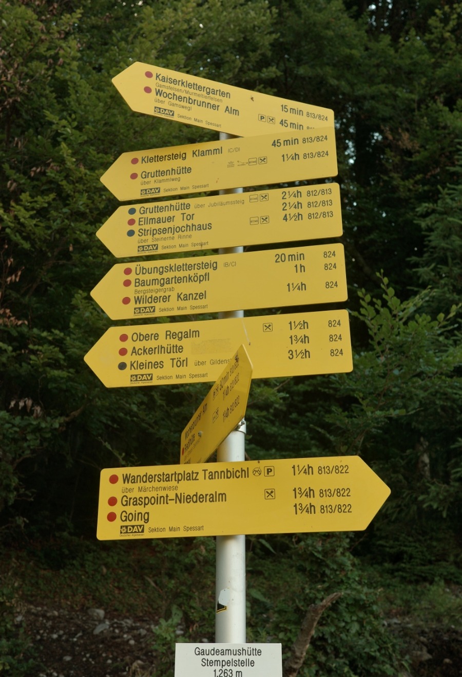 Gelber Wegweiser bei der Gaudeamushütte zu Ellmauer Tor, Gruttenhütte und Stripsenjoch