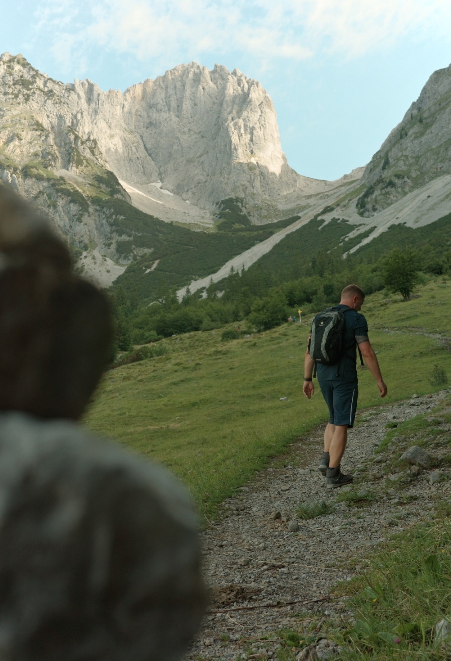 R0007635 Wanderer auf dem Zustieg durch Almwiesen mit Blick zum Ellmauer Tor