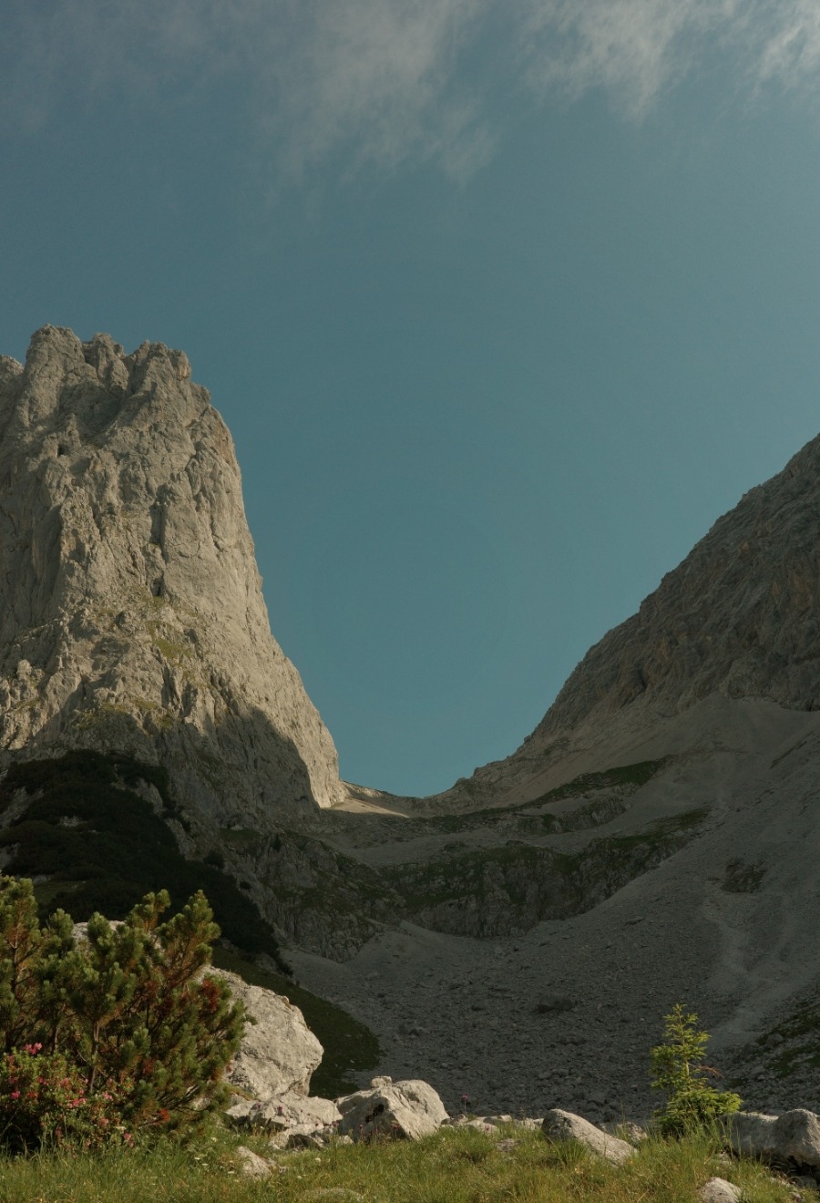 R0007661 Das Ellmauer Tor zwischen steilen Kalkwänden, gesehen vom Kübelkar