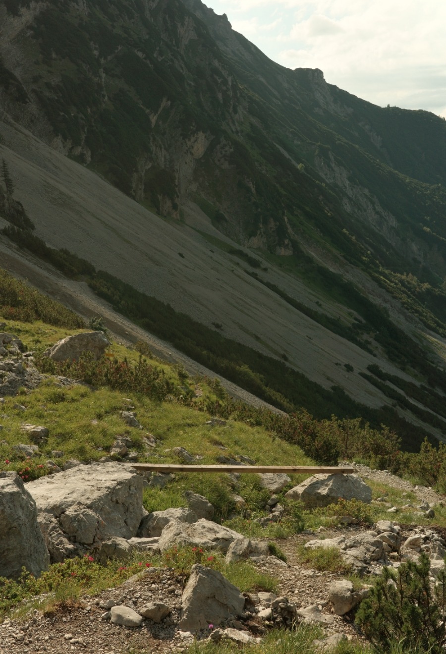 R0007664 Schmale improvisierte Holzbank über felsiges Gelände auf der Rundtour zum Ellmauer Tor