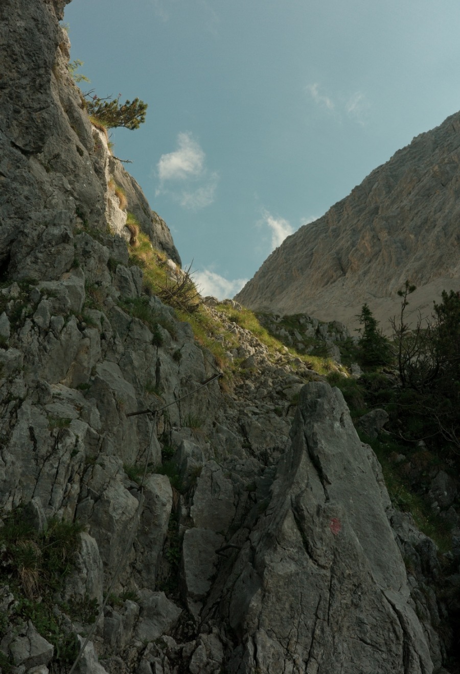 R0007672 Drahtseilgesicherte Felspassage auf dem Weg zum Ellmauer Tor