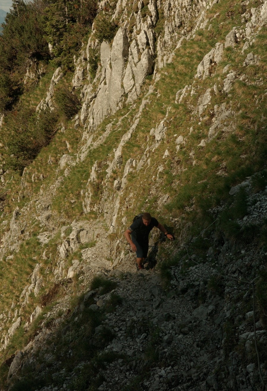 Wanderer in einer steilen, drahtseilgesicherten Passage am Jubiläumssteig
