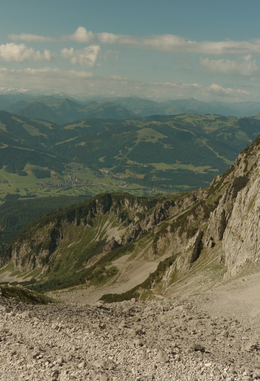 Tiefblick aus dem Kübelkar über Geröllhänge nach Ellmau und in die Kitzbüheler Alpen