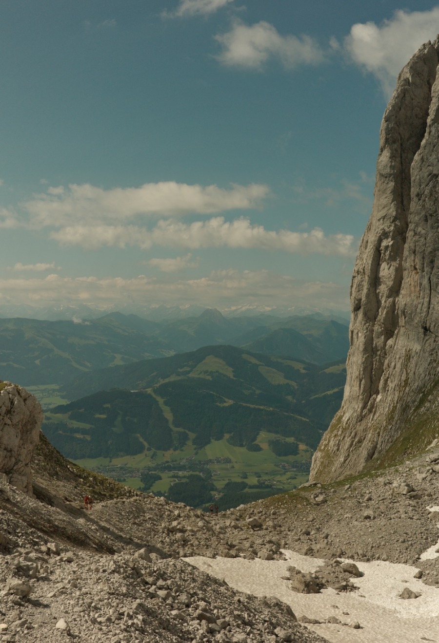 Blick durch das geröllige Kübelkar hinunter nach Ellmau im Wilden Kaiser