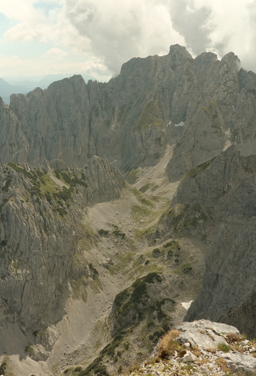 Tiefblick von der Hinteren Goinger Halt in das felsige Griesner Kar im Wilden Kaiser