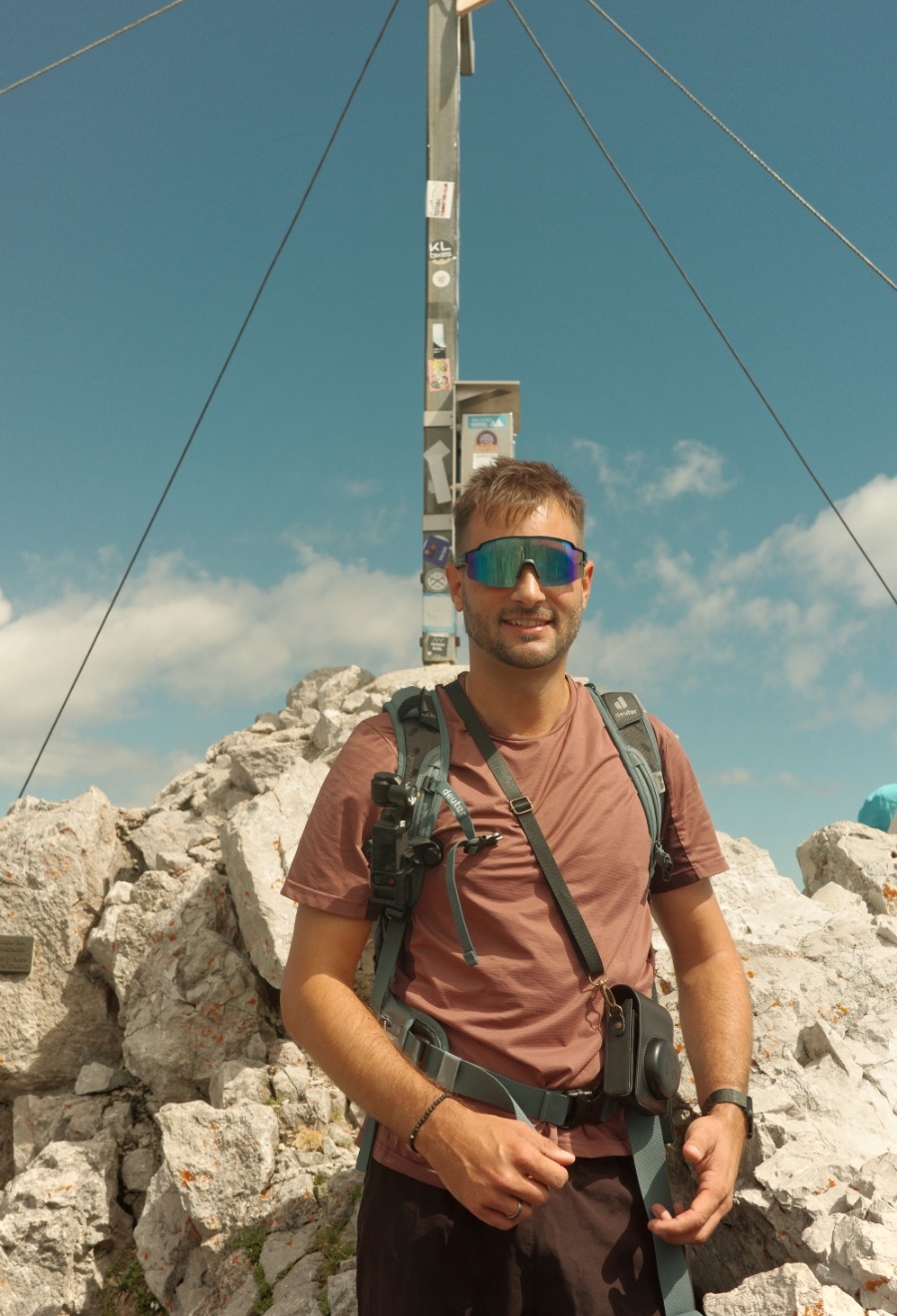 R0007748 Wanderer am Gipfelkreuz der Hinteren Goinger Halt im Wilden Kaiser