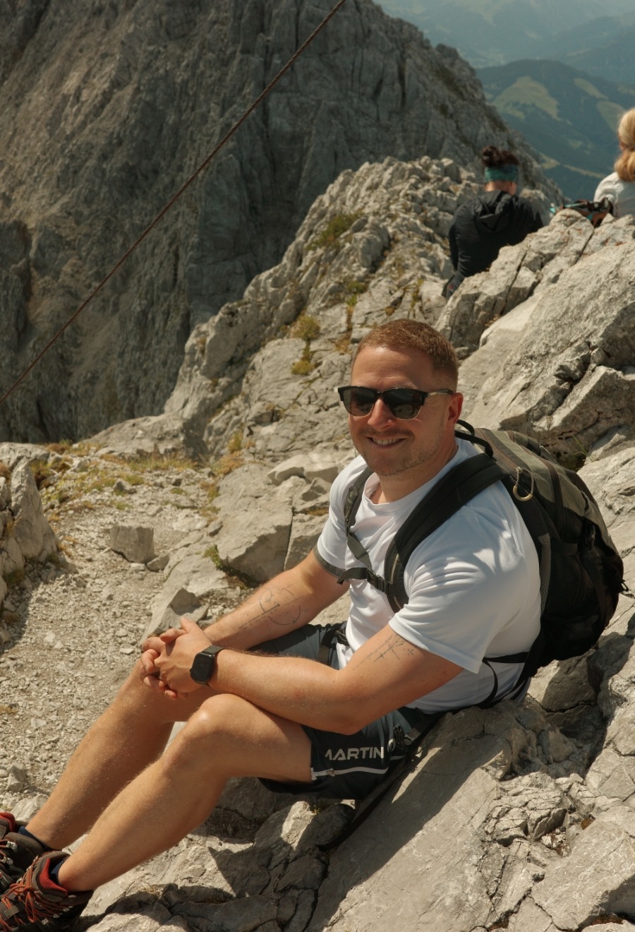 Wanderer bei einer Rast auf den Gipfelfelsen der Hinteren Goinger Halt