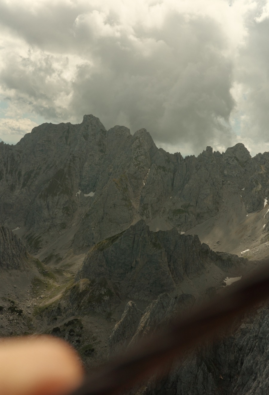 Wolken über den schroffen Felswänden des Wilden Kaisers auf der Gipfeltour