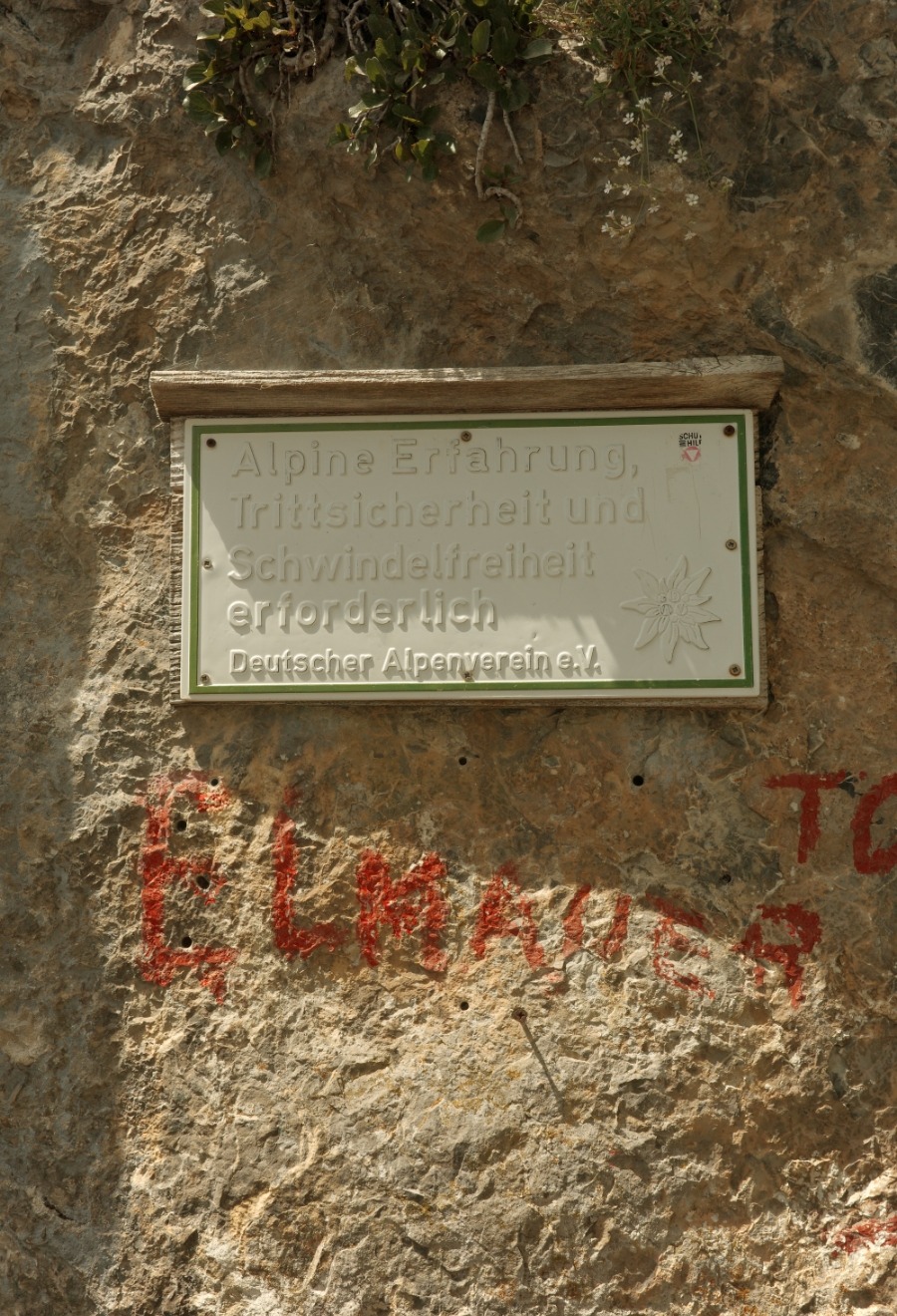 Warnschild am Jubiläumssteig: Alpine Erfahrung, Trittsicherheit und Schwindelfreiheit erforderlich