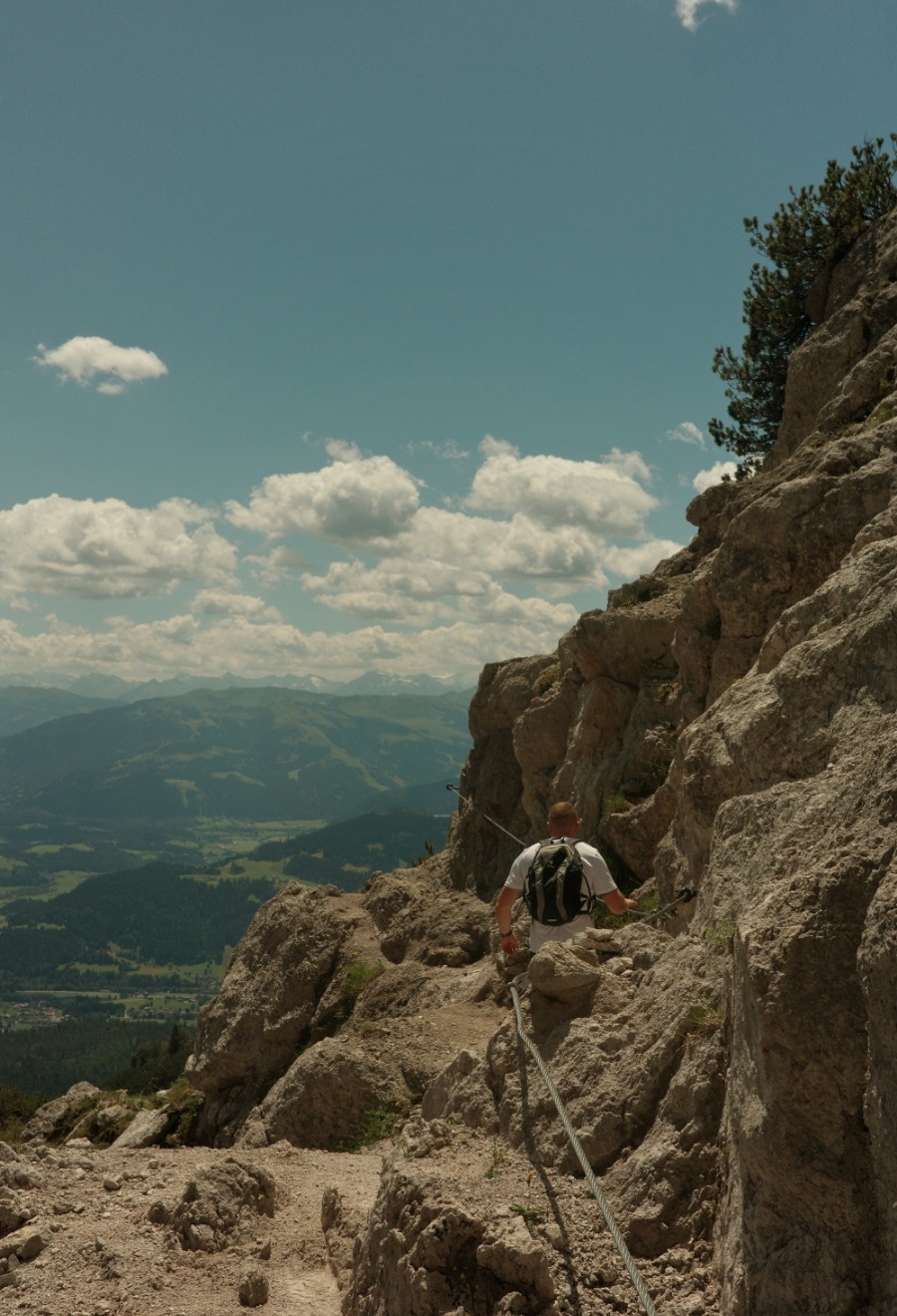 Wanderer auf einem drahtseilgesicherten Felssteig am Jubiläumssteig