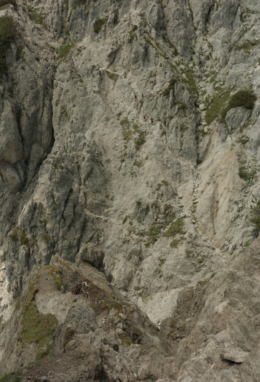 Ausgesetzte Querung mit Wanderern am Jubiläumssteig im Wilden Kaiser