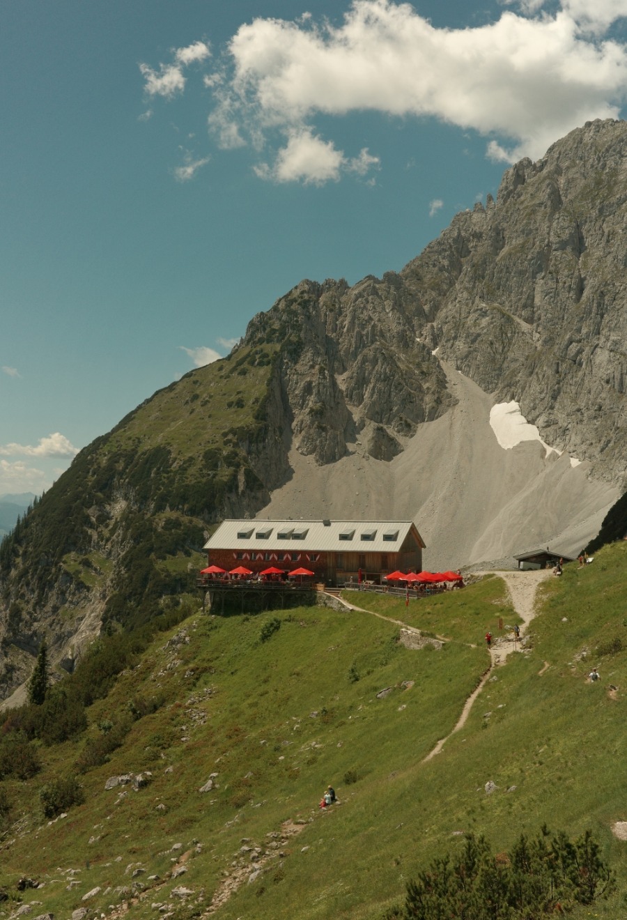 R0007882 Gruttenhütte auf einer grünen Almwiese unter den Felswänden des Wilden Kaisers