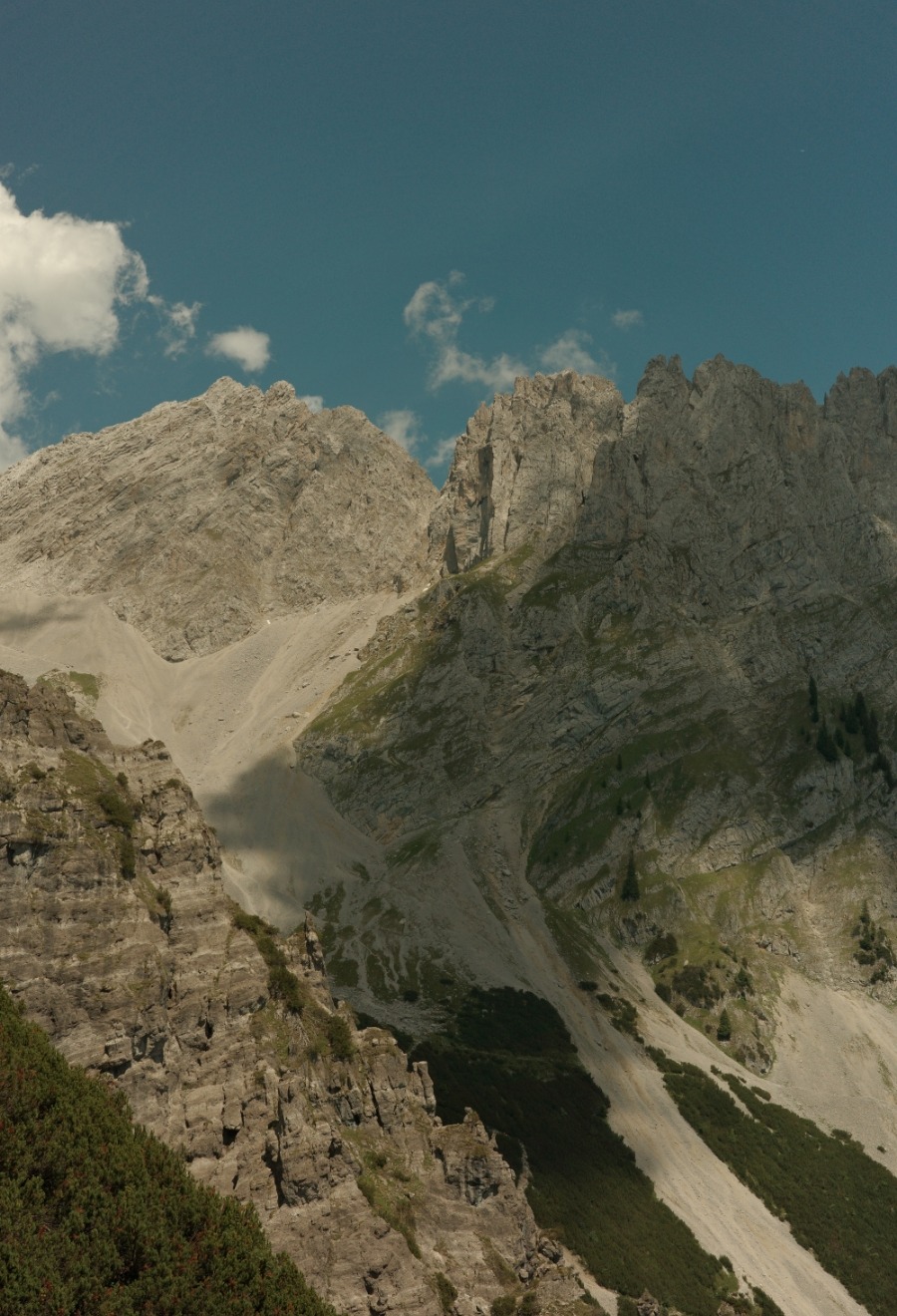 Felsflanken und Schuttrinnen entlang der Rundtour im Wilden Kaiser