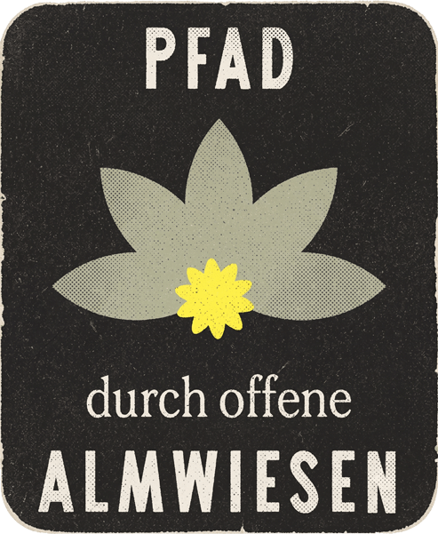 Saumpfad-Wegmarke „Almwiesen“: der Wanderweg führt durch offene Almwiesen und alpine Kulturlandschaft.