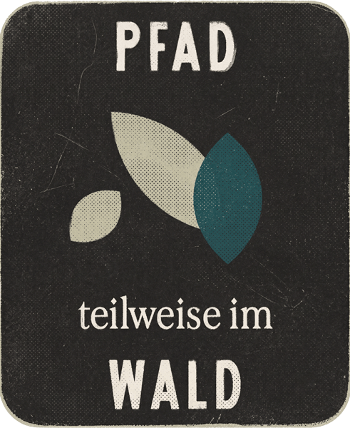 Saumpfad-Wegmarke „Teilweise im Wald“: ein Teil des Wanderwegs verläuft geschützt und schattig zwischen Bäumen.